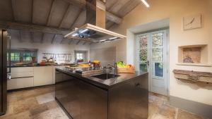 duża kuchnia ze zlewem i ladą w obiekcie VILLA METELLIANO 10, Emma Villas w mieście Cortona