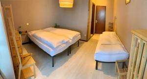 um quarto com duas camas e prateleiras em Appartamento Piè em Canazei