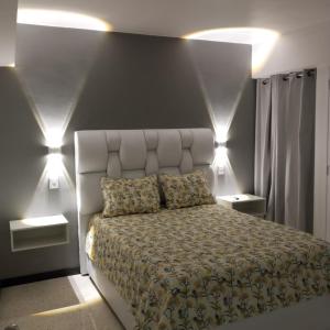 1 dormitorio con 1 cama grande con 2 luces. en RIVERA SUITE, en Caracas