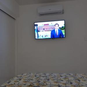 TV en la pared de una habitación en RIVERA SUITE, en Caracas