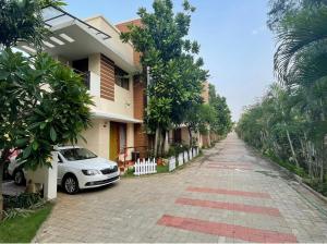 une voiture blanche garée devant une maison dans l'établissement Coral Drive Villas -Your Private Beach Destination, à Chennai