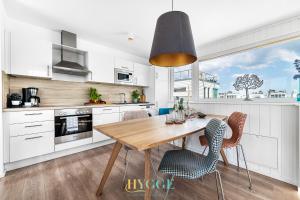 Schwimmendes Haus Hygge Olpenitz的厨房或小厨房