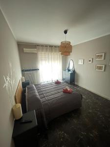 una camera con un grande letto e una finestra di Fantastico appartamento a pochi passi dalla metro a Torino