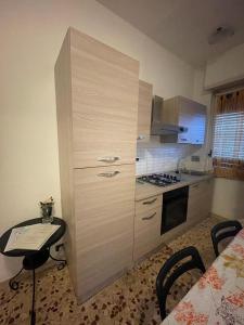 una cucina con grande mobile in legno e piano cottura di Fantastico appartamento a pochi passi dalla metro a Torino