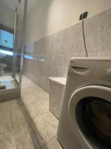 una lavatrice e un'asciugatrice in bagno di Fantastico appartamento a pochi passi dalla metro a Torino