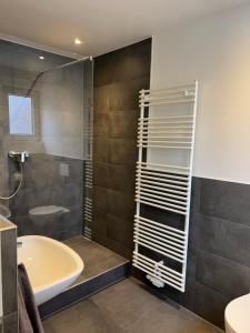 Ένα μπάνιο στο Wohlfühlapartment Braunschweig