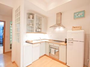 een keuken met witte apparatuur en een witte koelkast bij Apartamento Turistico Cava Alta in Madrid