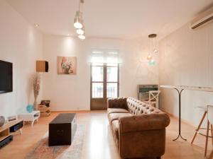 een woonkamer met een bank en een tafel bij Apartamento Turistico Cava Alta in Madrid