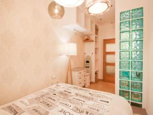een slaapkamer met een bed en een kroonluchter bij Apartamento Turistico Cava Alta in Madrid
