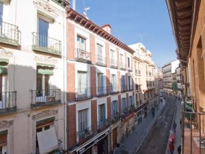 uitzicht op een steeg met gebouwen bij Apartamento Turistico Cava Alta in Madrid