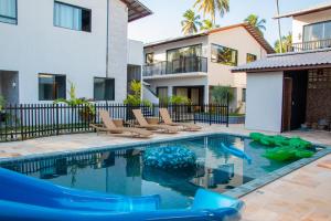 马拉戈日Mar e Lar的带椅子的游泳池和一栋房子