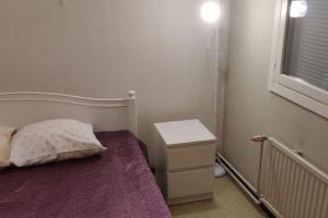 een kleine slaapkamer met een bed en een nachtkastje bij Mediocre budget 2 rm apartment in Merirauma in Rauma