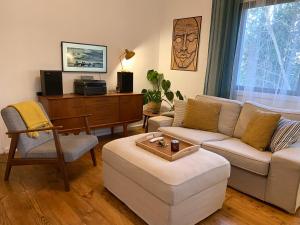 sala de estar con sofá y mesa en Charming apartment in a duplex with garden & balcony, en Cunit