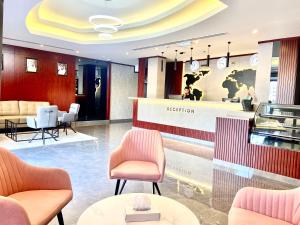 een wachtkamer met stoelen en een receptie bij Concorde Inn Hotel in Dubai
