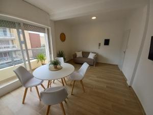 uma sala de estar com uma mesa e cadeiras e um sofá em HOME DOS MARTIN a 1 cuadra de peatonal em Resistência