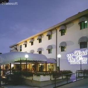 un bâtiment d'hôtel avec un panneau devant lui dans l'établissement Hotel Du Parc, à Atri