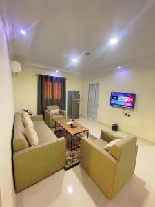 uma sala de estar com dois sofás e uma televisão em دريم العليا للوحدات السكنية em Al Khobar