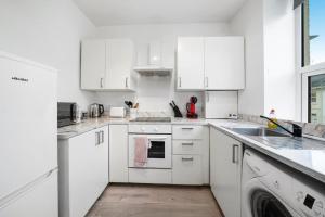 Kuchyň nebo kuchyňský kout v ubytování Fashionable Apartment in Plymouth - Sleeps 4