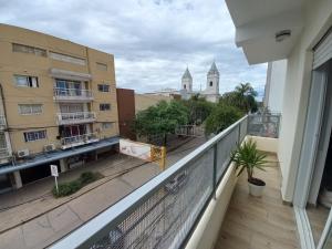 balcón con vistas a un edificio y a una iglesia en HOME DOS MARTIN a 1 cuadra de peatonal en Resistencia
