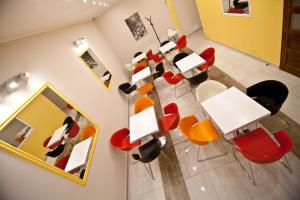 SasOne Rooms في بودابست: اطلالة علوية لغرفة بها طاولات وكراسي