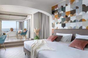 - une chambre avec un grand lit et un balcon dans l'établissement Hotel Villa Paradiso, à Taormine