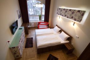 SasOne Rooms في بودابست: غرفة صغيرة بسريرين ونافذة