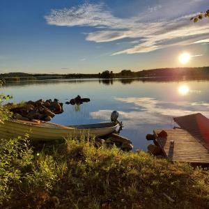 um par de barcos sentados na margem de um lago em Blue River em Rovaniemi