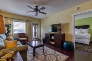 クリアウォーター・ビーチにあるHarbourside Resort, a New Hotel Collection Propertyのベッドとリビングルームのあるホテルの部屋
