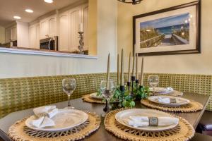 クリアウォーター・ビーチにあるHarbourside Resort, a New Hotel Collection Propertyの皿とワイングラスが置かれたダイニングテーブル