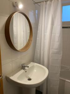 een badkamer met een wastafel en een spiegel bij GALLE - Apartamento dos Infantes in Beja