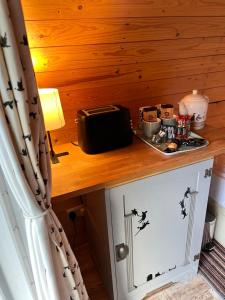 een kleine kast met een tafel met een aanrecht bij Blackbrook lodge Camping pods in Belper
