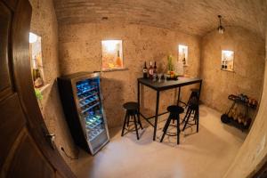 d'une vue sur une cave à vin avec une table et des tabourets. dans l'établissement 47 Heaven Luxury House, à Radovljica