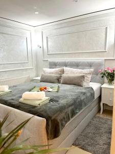 Una cama con dos toallas en una habitación en G&N City Apartment Baden-Baden en Baden-Baden
