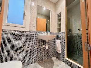 a bathroom with a sink and a shower at Prop de mar a 60m de la playa in Calafell