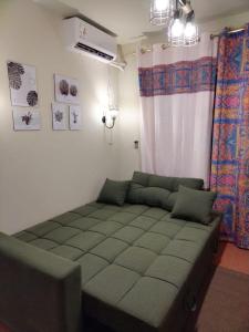 a room with a large bed in a room at ستوديو 302 بورتو ساوث بيتش للعائلات in Az Za‘farānah