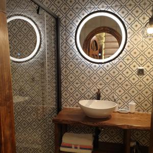 bagno con lavandino e specchio di Apartament Zborowskiego a Zakopane