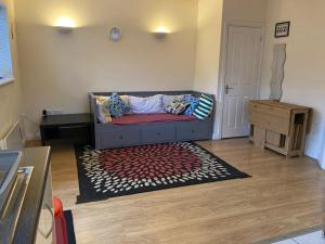 ein Wohnzimmer mit einem Sofa und einem Teppich in der Unterkunft CV225AA Ground-Floor Flat Near Rugby School Self Check-in in Rugby