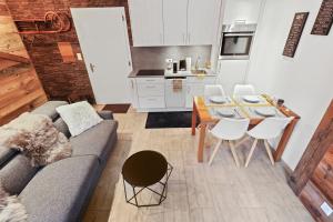 クランにあるAppartement cosy au centre de la stationのソファとテーブルのあるリビングルーム