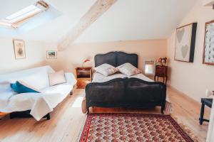 1 dormitorio con 1 cama grande y 1 sofá en B&B en Provence- Villa Saint Marc en Forcalquier