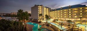クリアウォーター・ビーチにあるHarbourside Resort, a New Hotel Collection Propertyのプール付きホテルの眺め