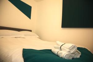 uma pilha de toalhas sentadas em cima de uma cama em The Annexe em Thorpe