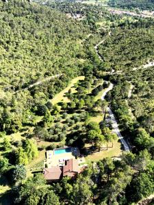 una vista aérea de una casa en medio de un bosque en La Bastide de la Provence Verte, chambres d'hôtes, en La Roquebrussanne