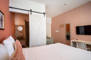 En TV eller et underholdningssystem på BOHO Bohemian Boutique Hotel