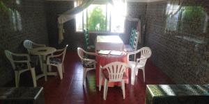 a room with a table and chairs and a window at Fertassa mtls in Moulay Idriss