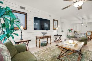 uma sala de estar com um sofá e uma mesa em Hidden Dunes 405 em Panama City Beach