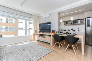 サン・ジョゼにあるK-Platz 406 - Studio Elegante e Moderno na Melhor Localização do Continenteのキッチン(テーブル、椅子、冷蔵庫付)