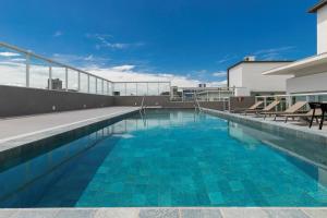 una piscina sul tetto di un edificio di K-Platz 406 - Studio Elegante e Moderno na Melhor Localização do Continente a São José