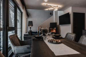 En TV eller et underholdningssystem på ONKL XONNA Premium Alpin Chalets
