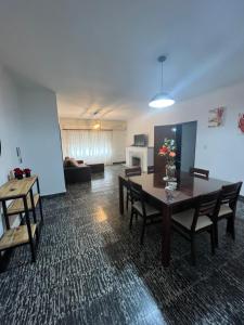 a living room with a table and chairs and a couch at Magnolia Departamento Céntrico in San Fernando del Valle de Catamarca