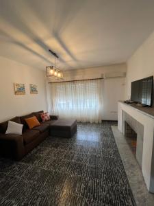 uma sala de estar com um sofá e uma lareira em Magnolia Departamento Céntrico em San Fernando del Valle de Catamarca